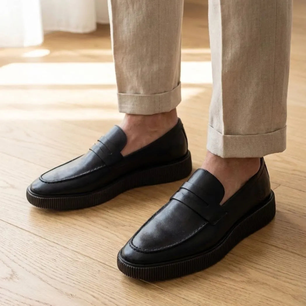Mocassim Loafer Londres de Couro All-Black: modelo nos pés.