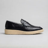 Mocassim Loafer Londres de Couro preto com solado claro canelado, em vista lateral.