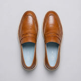 Par do modelo Mocassim Loafer Londres de Couro, na cor marrom, visto de cima.