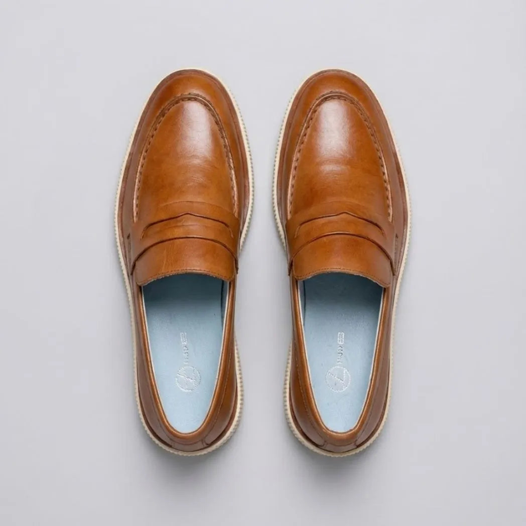Par do modelo Mocassim Loafer Londres de Couro, na cor marrom, visto de cima.