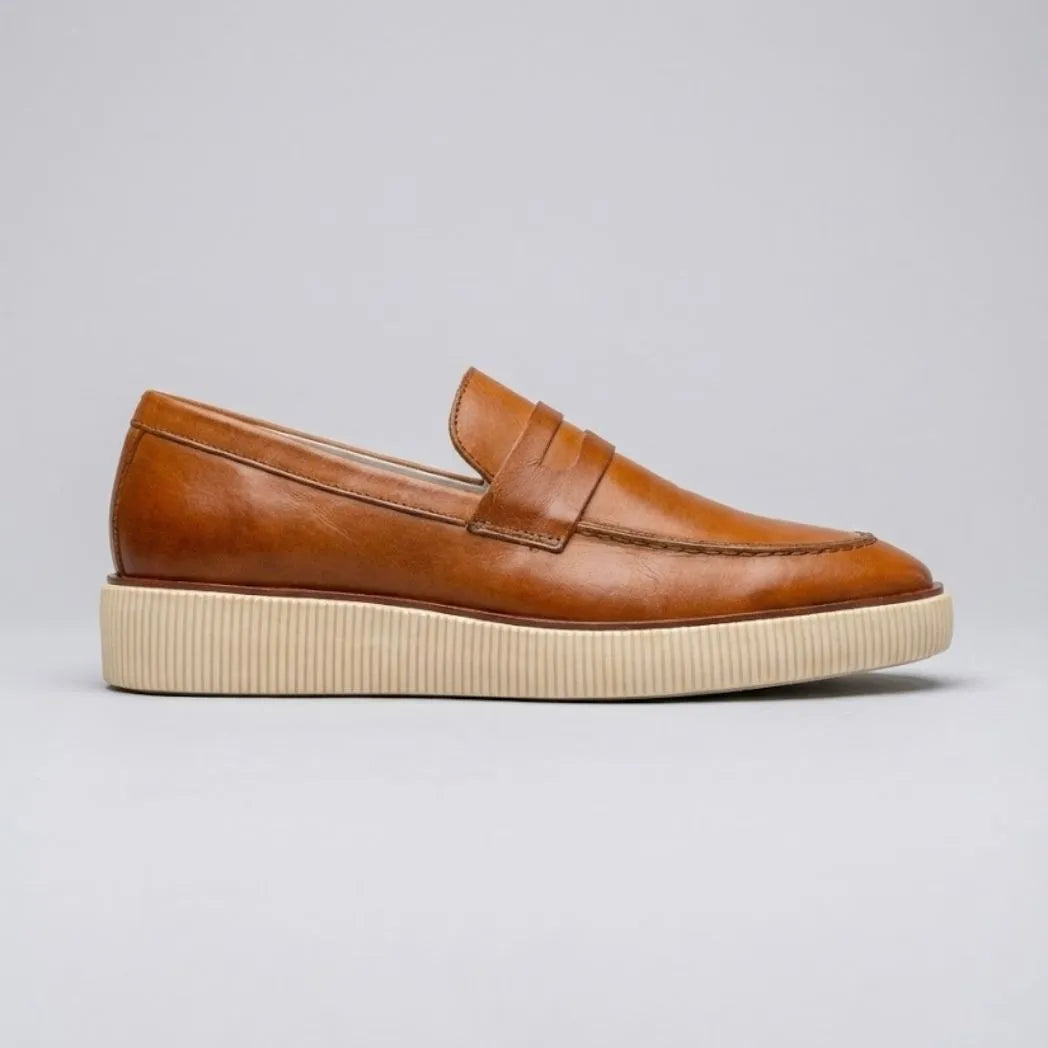 Mocassim Loafer Urban Londres de Couro: vista lateral do modelo.