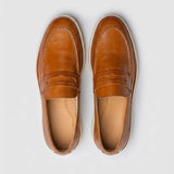 Par do modelo Mocassim Loafer Urban Londres de Couro, na cor marrom, visto de cima.