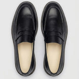 Par do modelo Mocassim Loafer Urban Londres de Couro, na cor preto, visto de cima.