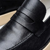 Mocassim Loafer Urban Londres de Couro: detalhe da superfície preta, da faixa frontal e da borda da sola bege.