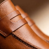 Detalhe do couro marrom e da faixa penny lisa do Mocassim Loafer Urban Londres.