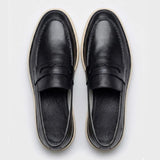 Par do modelo Mocassim Loafer Urban Londres de Couro, na cor preto, visto de cima.