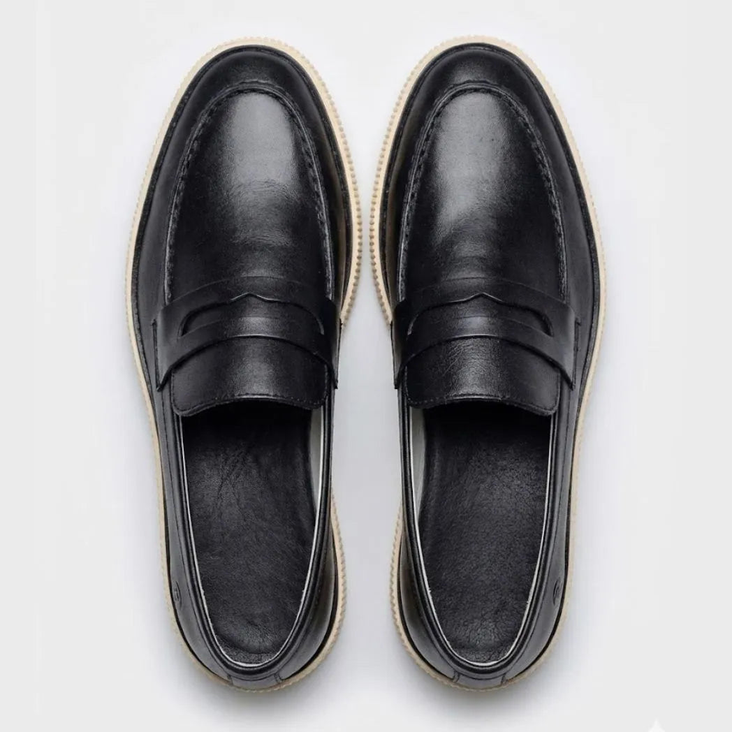 Par do modelo Mocassim Loafer Urban Londres de Couro, na cor preto, visto de cima.