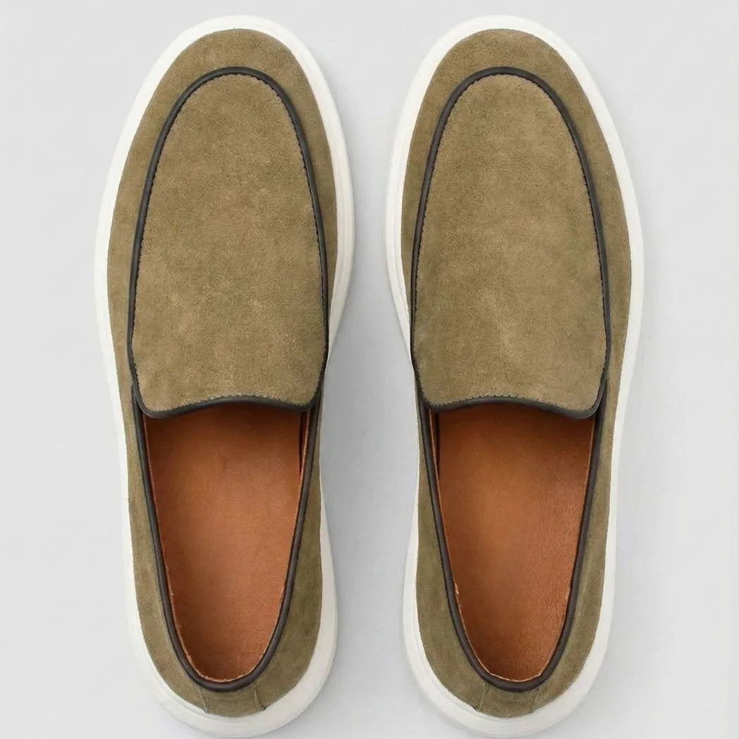 Par do modelo Mocassim Loafer de Camurça Vanguard, na cor bege-esverdeado, visto de cima.