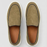 Par do modelo Mocassim Loafer de Camurça Vanguard, na cor bege-esverdeado, visto de cima.