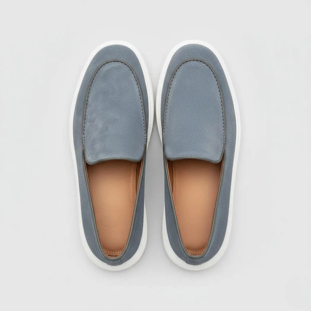 Mocassim Loafer de Camurça Vanguard: par cinza visto de cima, mostrando a parte frontal e o interior marrom.