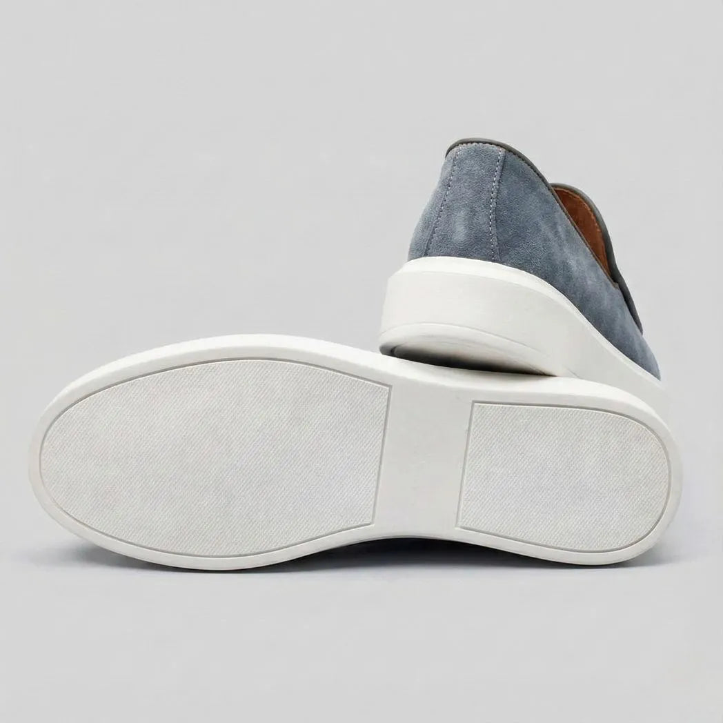 Mocassim Loafer de Camurça Vanguard: par cinza com um sapato virado, mostrando a sola branca.