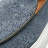 Mocassim Loafer de Camurça Vanguard: detalhe da textura cinza e do contorno da parte frontal.