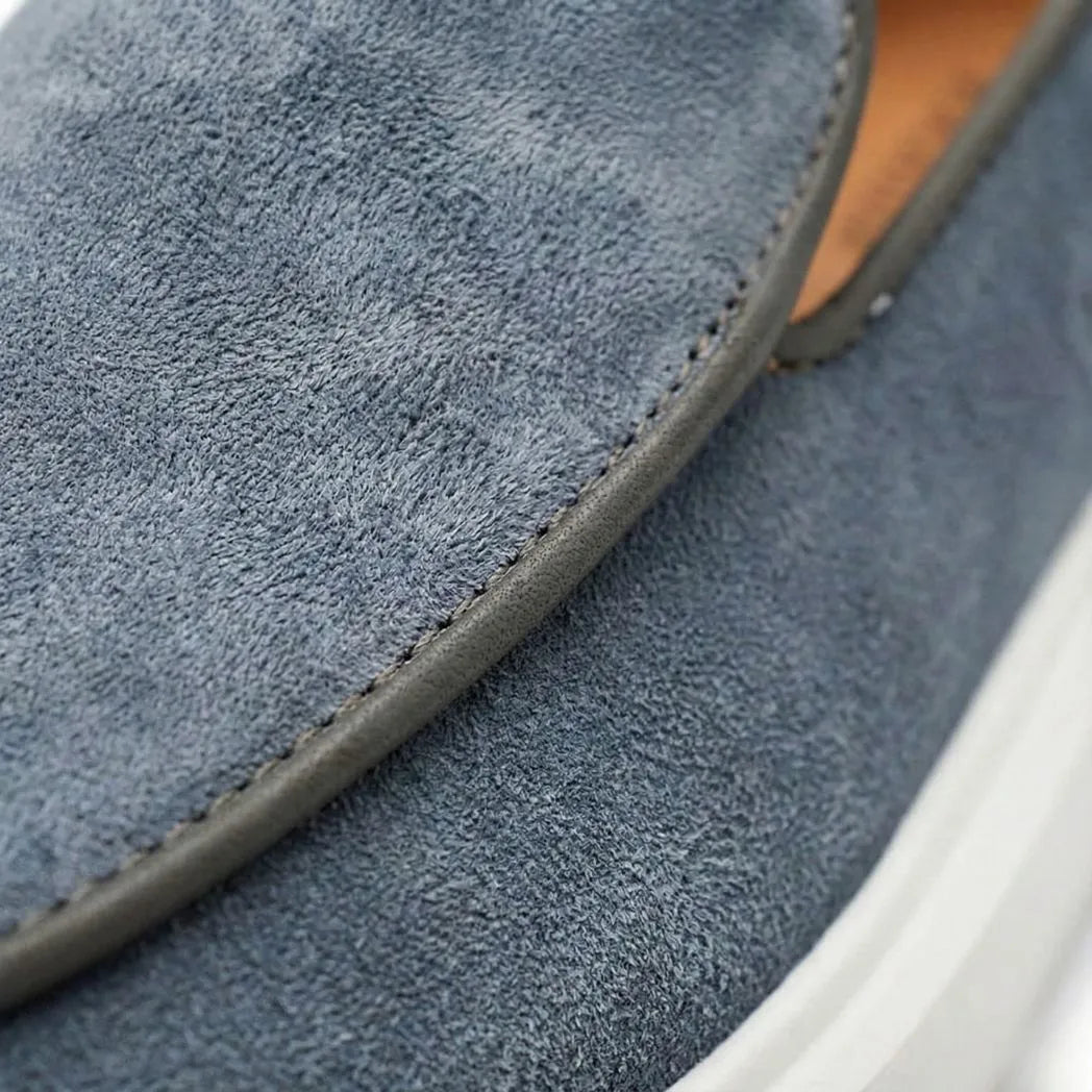 Mocassim Loafer de Camurça Vanguard: detalhe da textura cinza e do contorno da parte frontal.