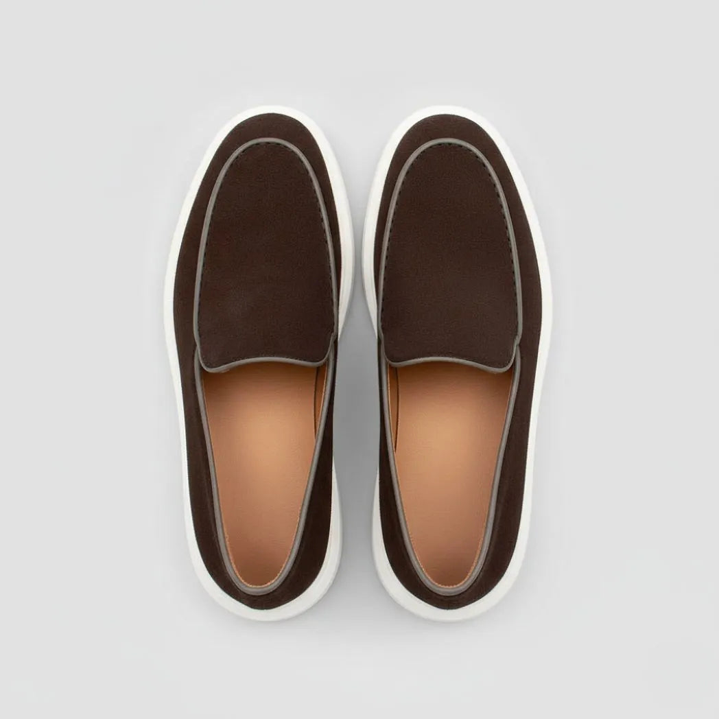 Mocassim Loafer de Camurça Vanguard: par marrom-escuro visto de cima, mostrando o contorno claro da parte frontal e o interior marrom.
