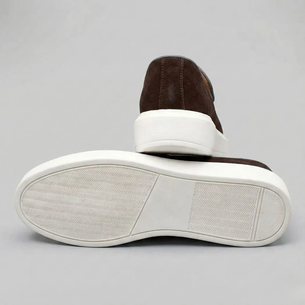 Mocassim Loafer de Camurça Vanguard: par marrom-escuro com um sapato virado, mostrando a sola branca.