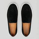 Mocassim Loafer de Camurça Vanguard: par preto visto de cima, mostrando a parte frontal e o interior marrom.