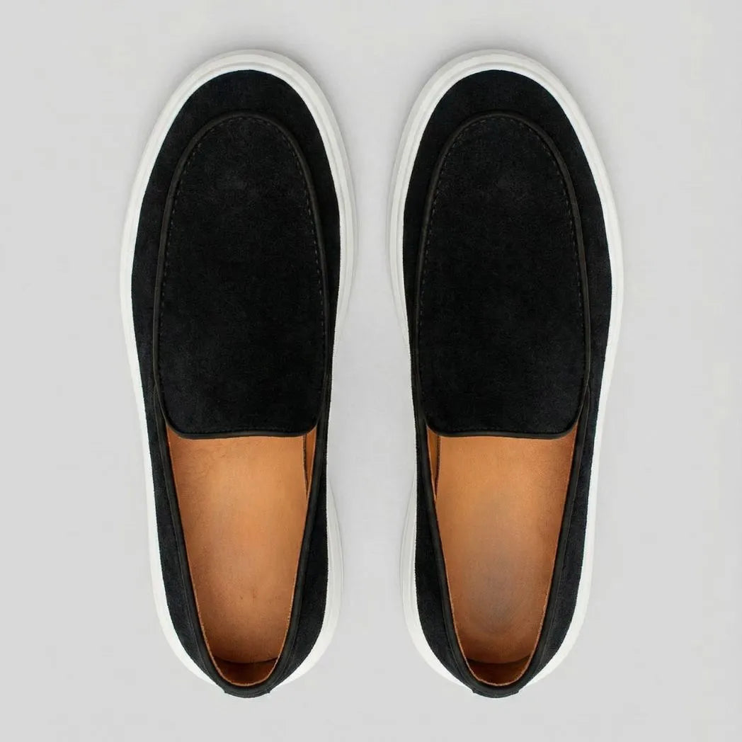 Mocassim Loafer de Camurça Vanguard: par preto visto de cima, mostrando a parte frontal e o interior marrom.