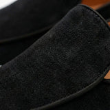 Mocassim Loafer de Camurça Vanguard: detalhe da textura preta e do contorno da parte frontal.