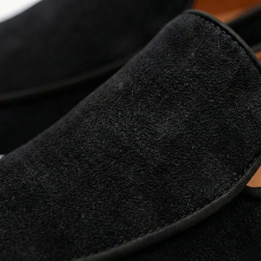 Mocassim Loafer de Camurça Vanguard: detalhe da textura preta e do contorno da parte frontal.