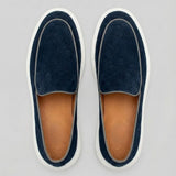 Mocassim Loafer de Camurça Vanguard: par azul-escuro visto de cima, mostrando o contorno claro da parte frontal e o interior marrom.