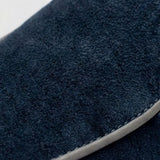 Mocassim Loafer de Camurça Vanguard: detalhe da textura azul-escura e do contorno claro da parte frontal.