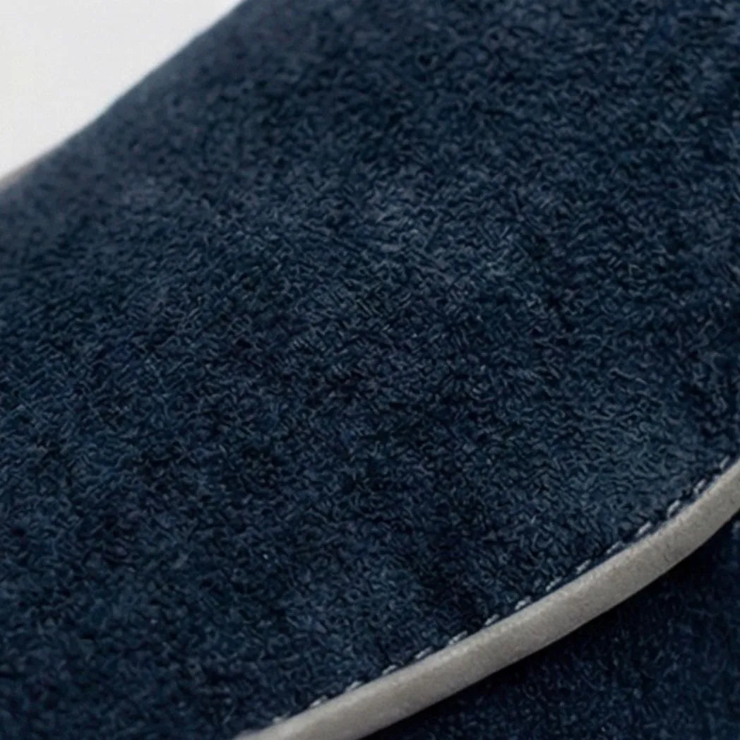 Mocassim Loafer de Camurça Vanguard: detalhe da textura azul-escura e do contorno claro da parte frontal.
