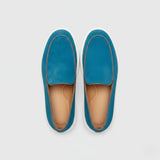Mocassim Loafer de Camurça Vanguard: par azul visto de cima, mostrando a parte frontal e o interior marrom.
