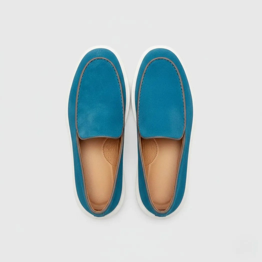 Mocassim Loafer de Camurça Vanguard: par azul visto de cima, mostrando a parte frontal e o interior marrom.