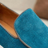 Mocassim Loafer de Camurça Vanguard: detalhe da textura azul e do contorno escuro da parte frontal.
