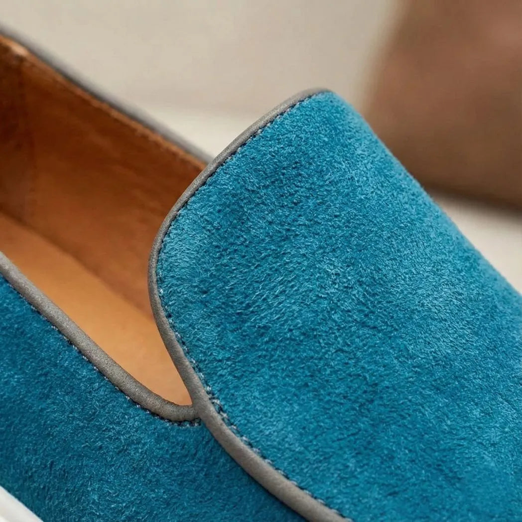 Mocassim Loafer de Camurça Vanguard: detalhe da textura azul e do contorno escuro da parte frontal.
