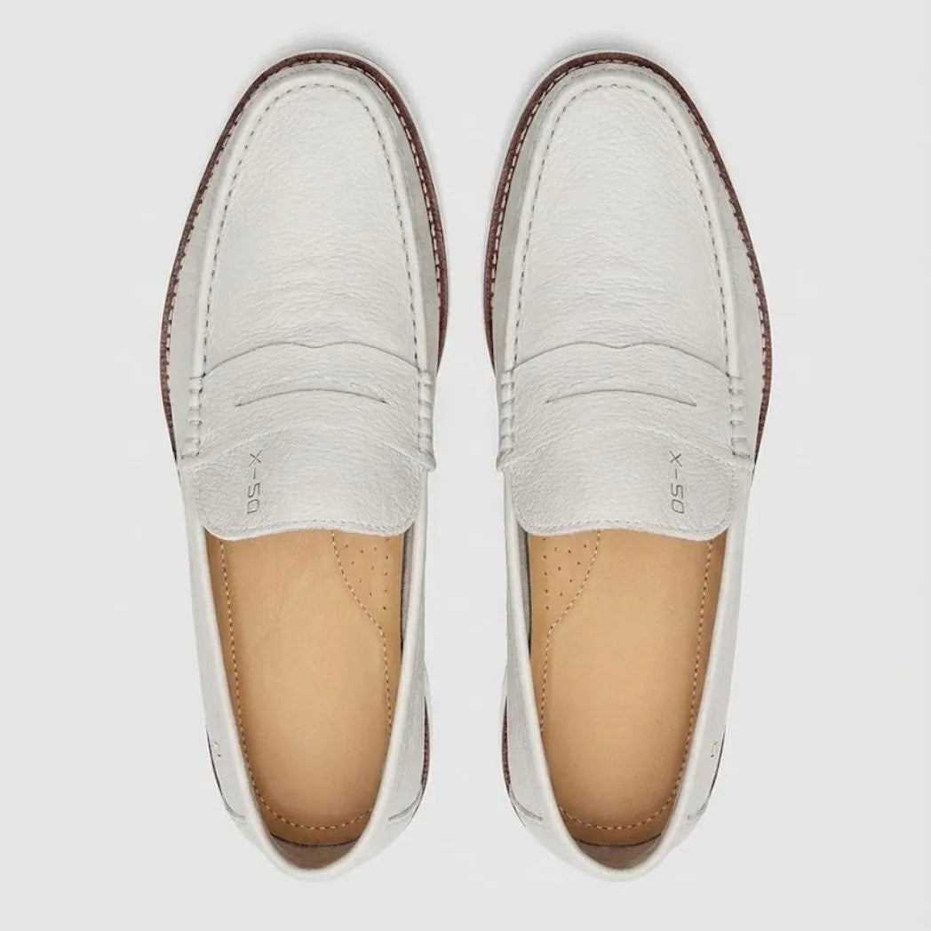 Par do modelo Mocassim Loafer de Couro Berlin Edição Limitada X-20, na cor branco, visto de cima.