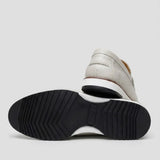 Mocassim Loafer de Couro Berlin Edição Limitada X-20: par claro com um sapato virado, mostrando a sola preta com sulcos diagonais e detalhe branco.