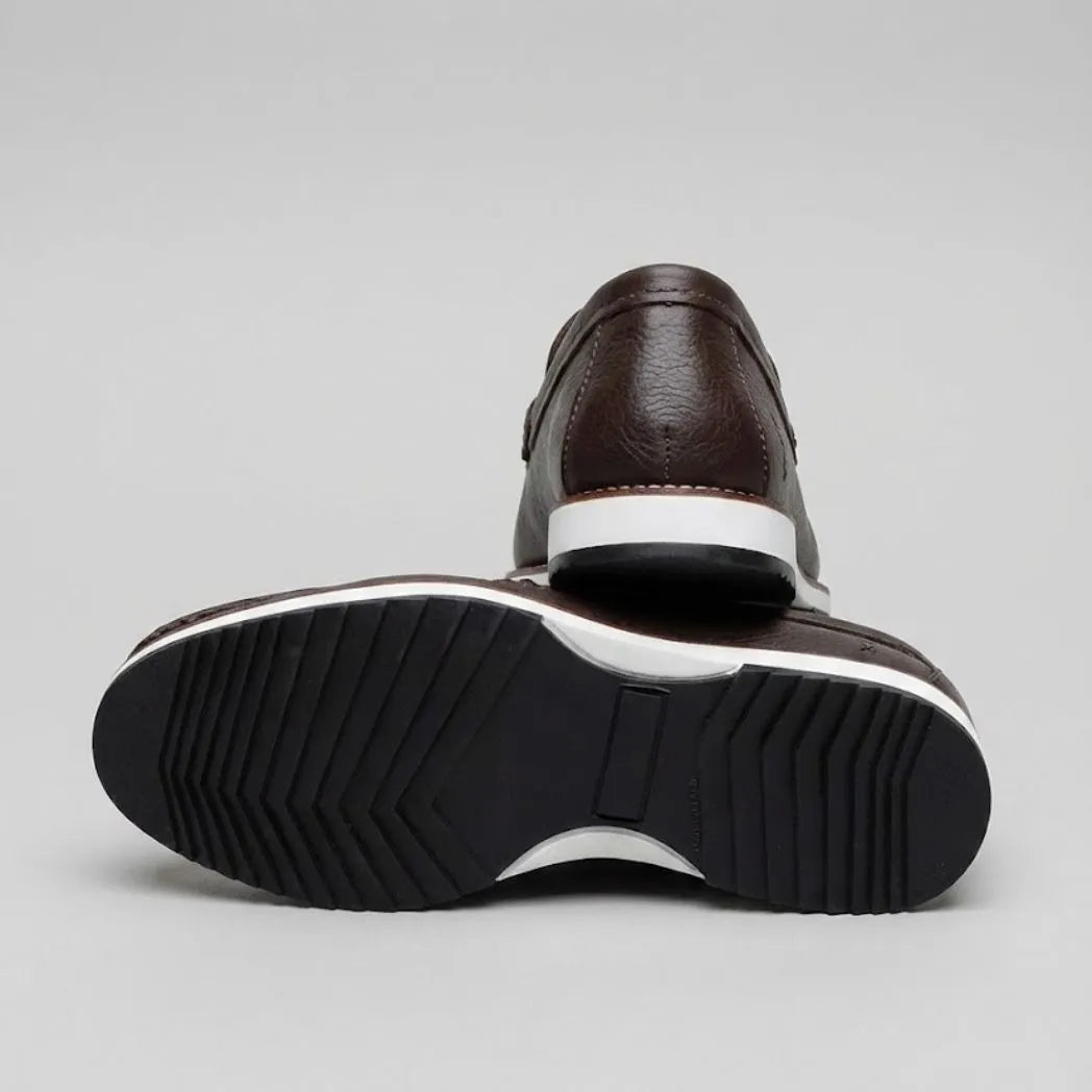 Mocassim Loafer de Couro Berlin Edição Limitada X-20: par marrom-escuro com um sapato virado, mostrando a sola preta com sulcos diagonais e detalhe branco.