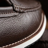Mocassim Loafer de Couro Berlin Edição Limitada X-20: detalhe da textura marrom-escura, da costura clara e da borda branca da sola.