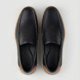 Mocassim Loafer de Couro Contrast: par preto visto de cima, mostrando a parte frontal, o interior escuro e a borda bege da sola.