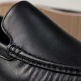 Mocassim Loafer de Couro Contrast: detalhe da superfície preta e da costura na parte frontal.