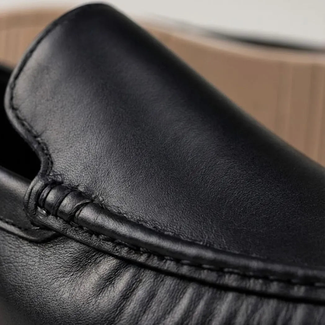 Mocassim Loafer de Couro Contrast: detalhe da superfície preta e da costura na parte frontal.