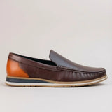 Mocassim Loafer de Couro Contrast: modelo marrom-escuro de perfil, com detalhe marrom-claro na parte traseira e sola bege.