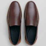 Par do modelo Mocassim Loafer de Couro Contrast, na cor marrom-escuro, visto de cima.