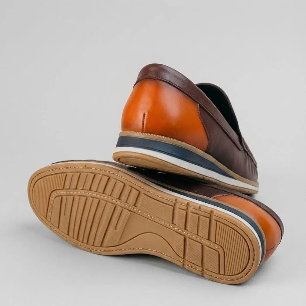 Mocassim Loafer de Couro Contrast: par marrom-escuro com um sapato virado, mostrando a sola bege com sulcos.