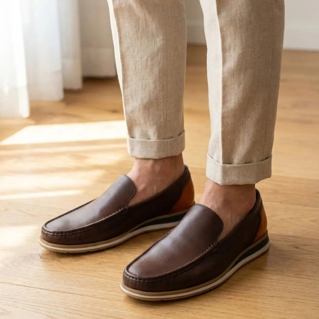 Mocassim Loafer de Couro Contrast Marrom: modelo nos pés.