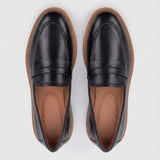Mocassim Loafer de Couro Napoli: par preto visto de cima, mostrando a faixa frontal e o interior marrom.