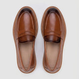 Par do modelo Mocassim Loafer de Couro Napoli, na cor marrom, visto de cima.