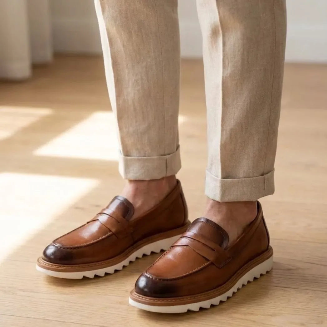 Mocassim Loafer de Couro Napoli Marrom: modelo nos pés.