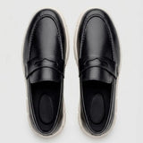 Par do modelo Mocassim Lunar Tratorado, na cor preto, visto de cima.