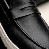 Detalhe da textura e das costuras do Mocassim Lunar Tratorado na cor preto.