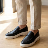 Mocassim Lunar Tratorado na cor preto, usado com calça clara de barra dobrada.
