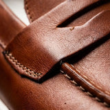 Detalhe da textura e das costuras do Mocassim Lunar Tratorado na cor marrom.