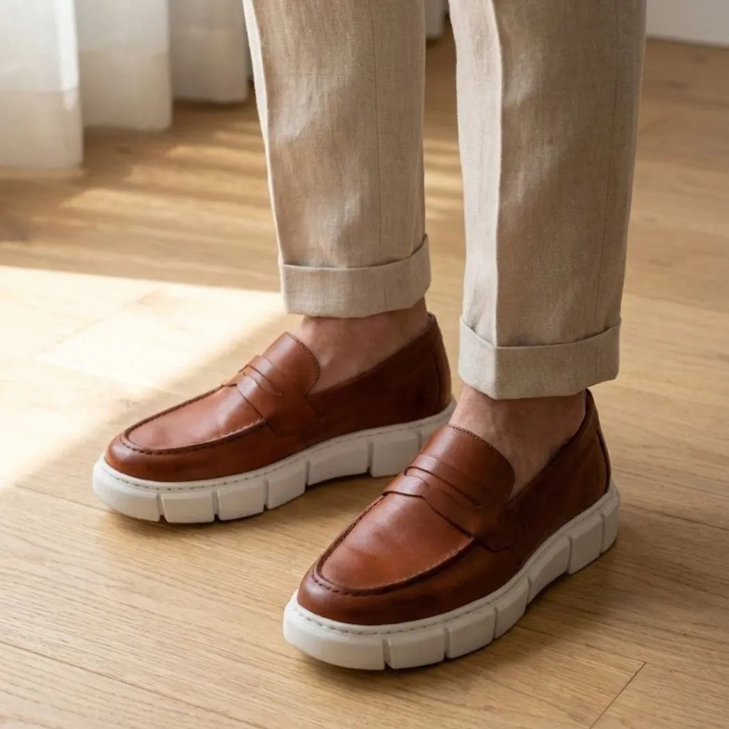 Mocassim Lunar Tratorado Marrom: modelo nos pés.