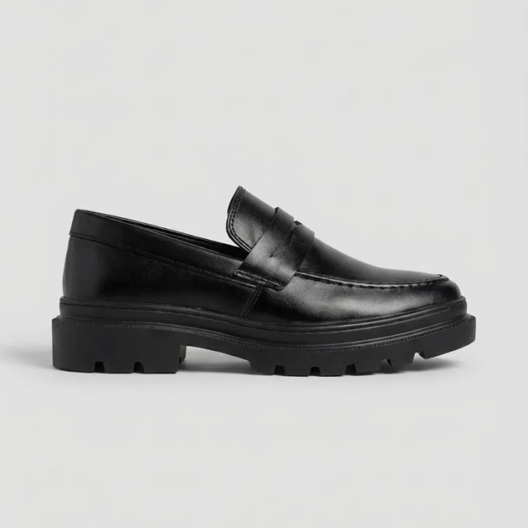 Mocassim Masculino Costurado Piettro Preto: vista lateral do modelo.